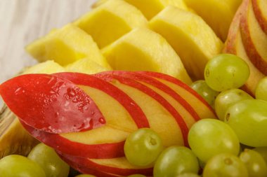 Çok güzel ve sanatsal dilimlenmiş meyve bir tepside.