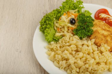 Pasta bir parça ızgara et ve salata ile.