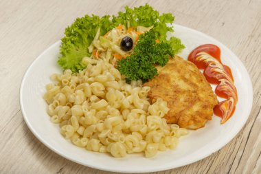 Pasta bir parça ızgara et ve salata ile.