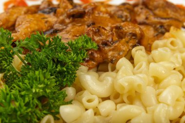 Makarna ve salata bir plaka ile kızartma.