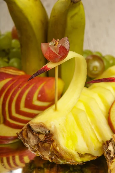 Frutas muy bonitas y cortadas artísticamente en bandeja . — Foto de Stock