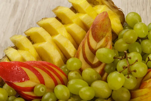 Frutas muy bonitas y cortadas artísticamente en bandeja . —  Fotos de Stock