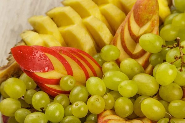 Дуже гарні і художньо нарізані фрукти на тарілці . — стокове фото