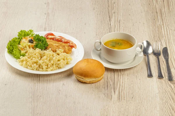 Makan siang dengan pasta chop dengan pasta dan roll . — Stok Foto