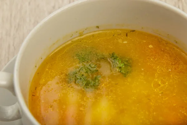 Πιάτο με τη σούπα σε ένα λευκό πιάτο σε φόντο ξύλινη. — Φωτογραφία Αρχείου