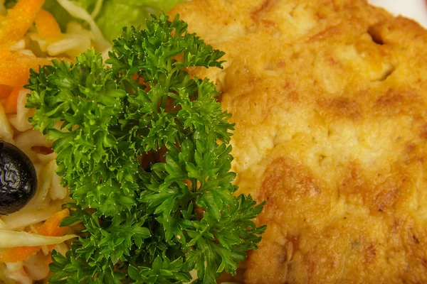 Pasta dengan sepotong daging panggang dan salad . — Stok Foto