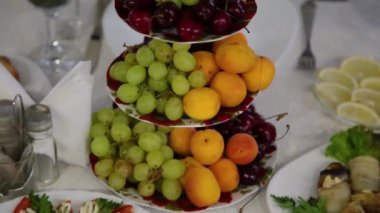 Taze meyve bir ziyafet masada.