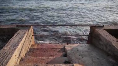 Merdiven deniz bırakarak dolgu.