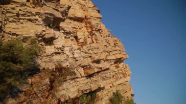 Cliff sahil üzerinde parlak bir günde taş sarı.