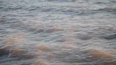 Tipik bir günde güneşin yansımaları ile dalgalar deniz.