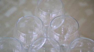 Züccaciye Mağazaları makro yakın çekim. Jantlar boş bardak köpüklü şarap şenlikli gece kutlama doğum yıldönümü dökülür gerekir hazır veya düğün - odak alan sığ derinliği değişen için ayarla.