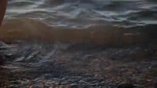 Menschliche Füße in der warmen Jahreszeit im Meerwasser. — Stockvideo