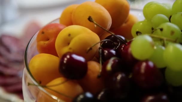 Vers fruit op de tafel van een feestzaal. — Stockvideo