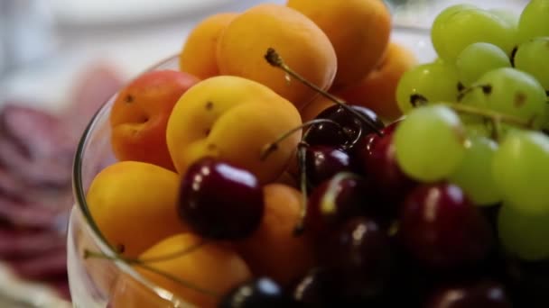 Frisches Obst auf einem Banketttisch. — Stockvideo