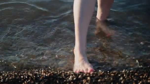 Piedi umani in acqua di mare nella stagione calda . — Video Stock