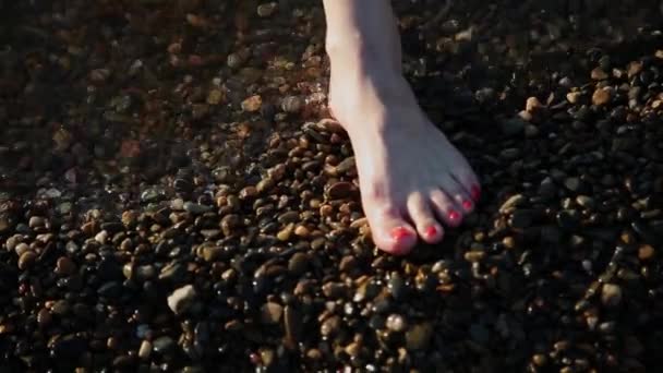 Menschliche Füße in der warmen Jahreszeit im Meerwasser. — Stockvideo