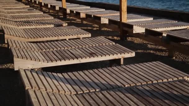 Zonbedekking op het strand in de avond. — Stockvideo