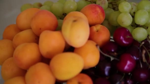 Свежие фрукты на банкетном столе . — стоковое видео