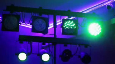 Müzik kulübü ışık yanıp sönüyor.