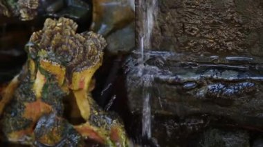 Temiz su ile küçük yapay Çeşme.