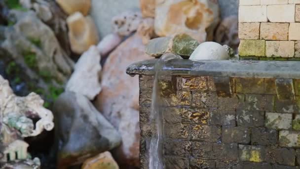 Pequeña fuente artificial con agua clara . — Vídeo de stock