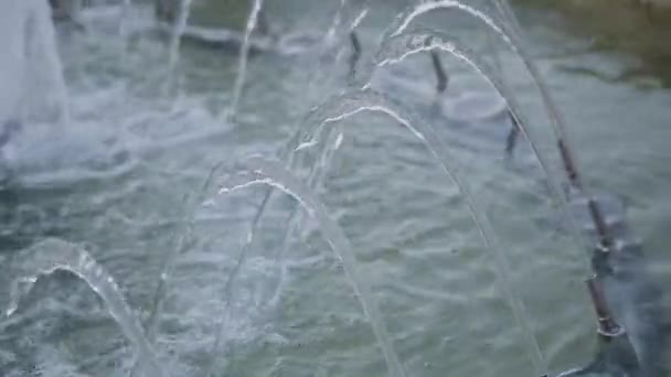 맑은 물과 작은 인공 분수. — 비디오
