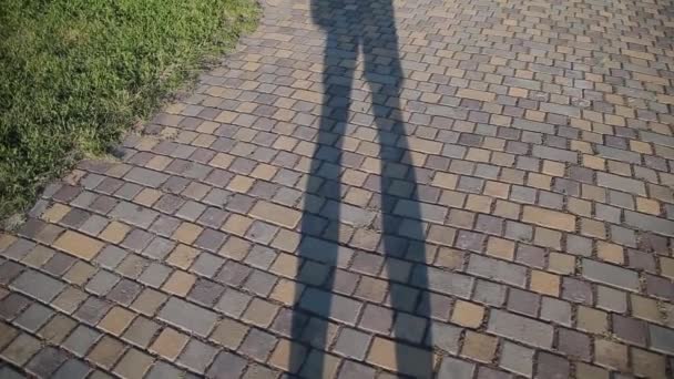 La sombra de un hombre en el camino que está de pie . — Vídeos de Stock