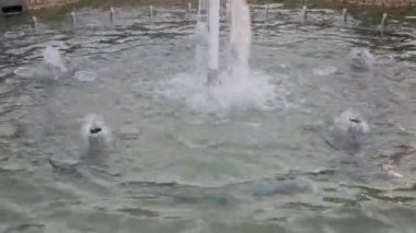 Temiz su ile küçük yapay Çeşme.