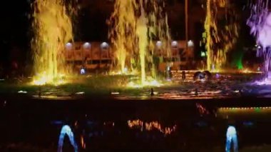 Geceleri, farklı renklerde parıldayan renkli müzik çeşme.