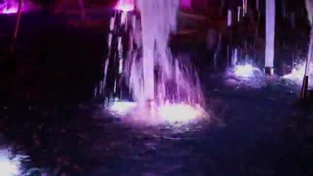 Fontaine musicale colorée la nuit, chatoyante en différentes couleurs . — Video