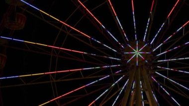 Atlıkarınca eğlence parkı gece lambaları.