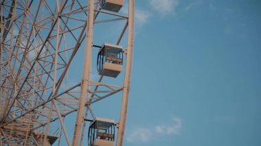 Dönme dolap eğlence parkı mavi gökyüzünde karşı.