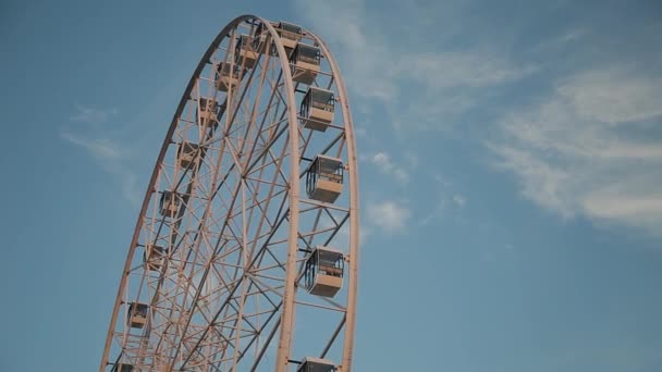 Roda gigante contra o céu azul no parque de diversões . — Vídeo de Stock