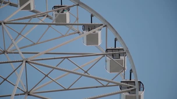 Roda gigante contra o céu azul no parque de diversões . — Vídeo de Stock