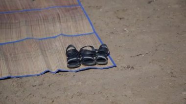 Okyanus dalgaları ve Plajı: plaj acele gel sahile deniz dalgaları. sandalet kum