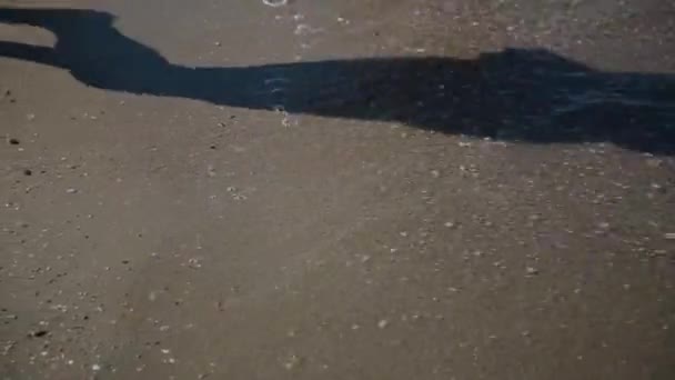 Homme marchant sur la rive sur une île tropicale au Vietnam .