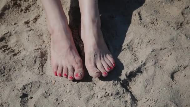 Hermosa mujer pies en la arena . — Vídeos de Stock