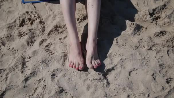Mooie vrouw voeten op zand. — Stockvideo