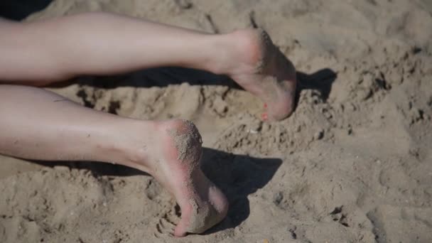 Vacker kvinna fötterna på sand. — Stockvideo