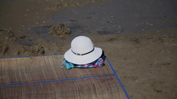 Sombrero blanco para mujer en la playa . — Vídeos de Stock