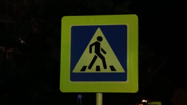 Hinweisschild Fußgängerüberweg schnell wegfahren. — Stockvideo