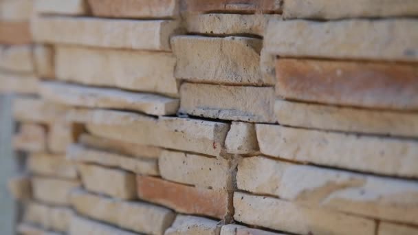 Stenen platen gerangschikt in muur langzaam kantelen . — Stockvideo