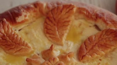 Ahşap arka plan olarak el yapımı süzme peynir ile pasta.