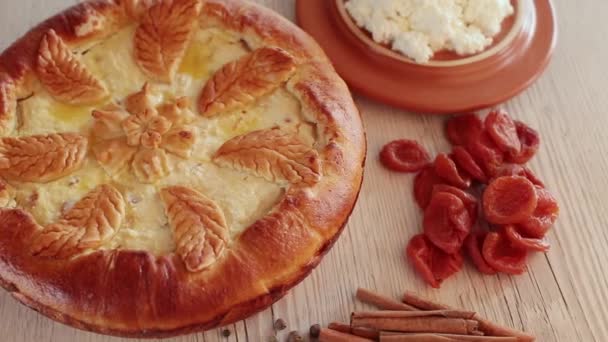 Torta com queijo cottage artesanal em um fundo de madeira . — Vídeo de Stock