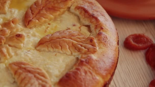 Torta com queijo cottage artesanal em um fundo de madeira . — Vídeo de Stock