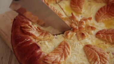 Bir kadın kendi yemek çok güzel bir pasta keser.