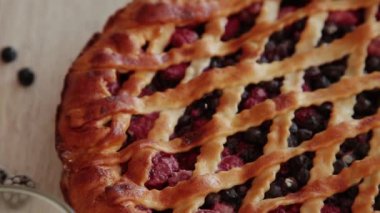 Ahşap arka plan üzerinde kendi elleriyle yaptığı Berry kek.