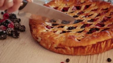 Bir kadın kendi yemek çok güzel bir pasta keser.