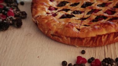 Bir kadın bir parça dilimlenmiş Pie hurda alır.