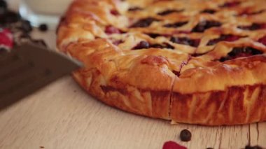 Bir kadın bir parça dilimlenmiş Pie hurda alır.